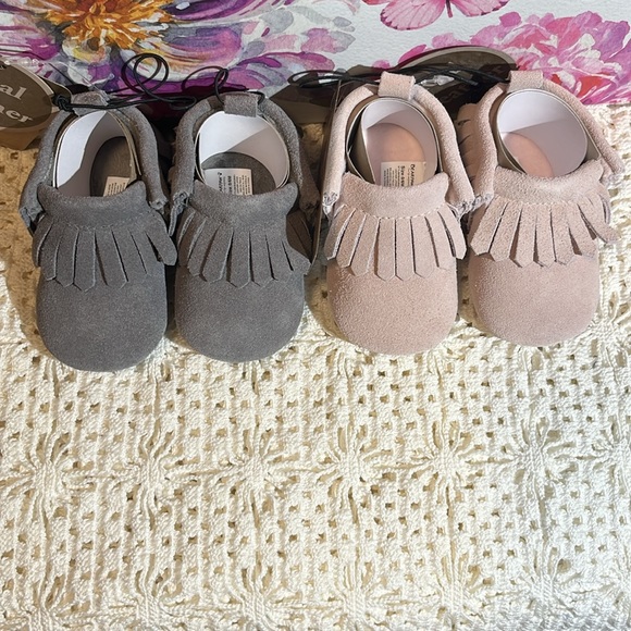 NIB BEARPAW CRIB SHOES. SZ 0/6 mo………3 pairs. **SOLD SEPARATELY** - Picture 2 of 5